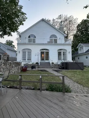 Lakefront 9 bedroom house sleeps 21+ - 4-Star