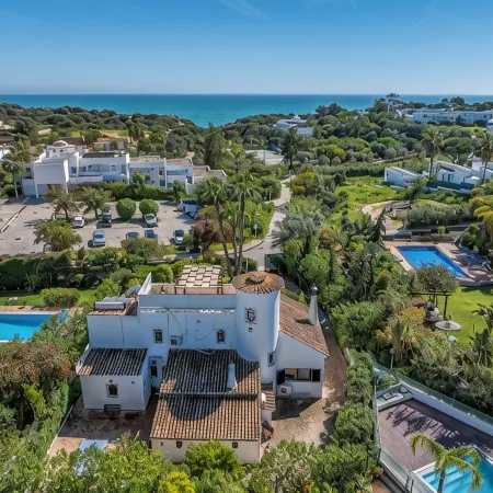 Luxury Villa, Sea Views, Very Close to Beach & Restaurants, Heatable Pool.