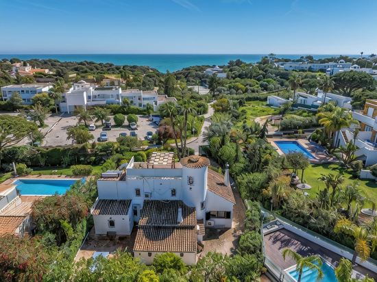 Luxury 4-Bed Villa with Heated Pool & Rooftop Sea Views –400m from Coelha Beach