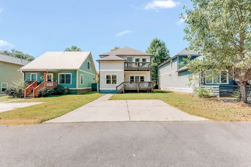 Master on Main + 2 Living Rooms I Minutes to Downtown, Uga & Sanford I Sleeps 9 - 4-Star