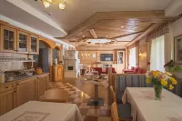 Hotel Centrale فنادق في Cogolo
