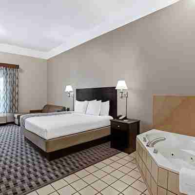 La Quinta Inn & Suites by Wyndham Deer Park Rooms