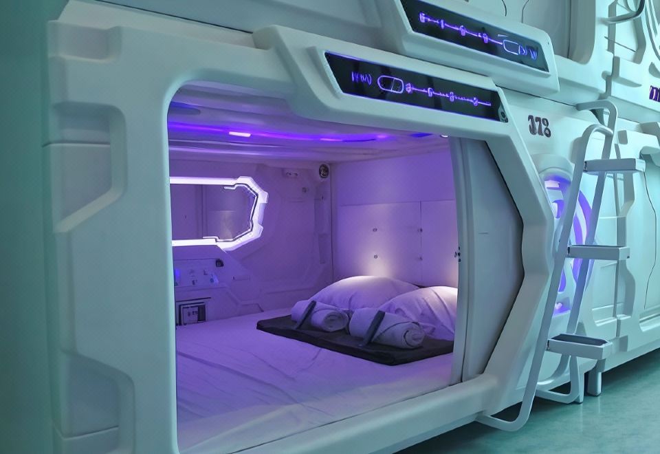 Shakti Capsule Hotel Jakarta 내부 캡슐룸
