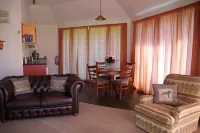 Silverstream Alpaca Farmstay & Tour Hotels in Woodend