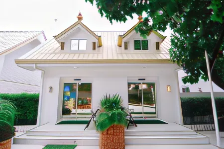 Villa Excellance Beach and Wave Pool Resort Отели рядом с достопримечательностью «Diocesan Shrine of the Immaculate Conception»