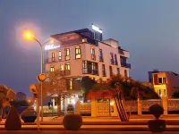 F & F Hotel Hotels near Cat Bi Airport