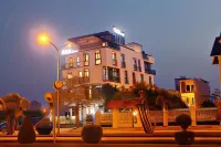 F & F Hotel - พร้อมระเบียง
