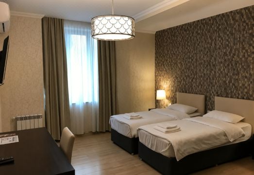 1. 엘레온 부티크 ..