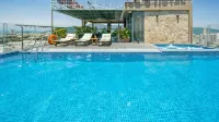 Bliss Luxury Hotel - Rooftop Pools