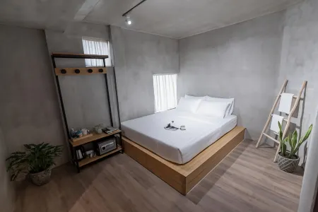 9 Hostel and Bar