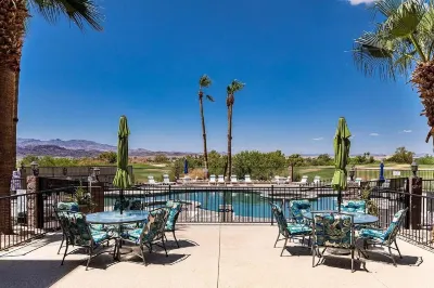 Condo by the Lake! Heated Pool, Walking distance to Lake and Golfing