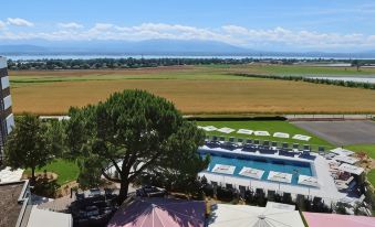 Everness Hotel & Resort