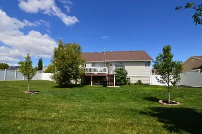 Spacious 5 BR/3 Bath Home with a PRIVATE HOT TUB!! 2x full Kitchens & Laundry