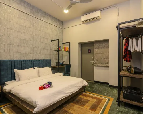 Backpacker Cowies Hotels near كولابا