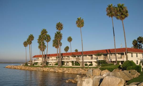 Oceanside Marina Suites - A Waterfront Hotel