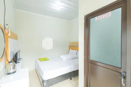 Atiq Homestay Syariah Mitra RedDoorz โรงแรมในเซรัง