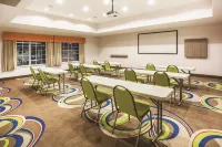 La Quinta Inn & Suites by Wyndham St. Paul-Woodbury Hotels in Woodbury