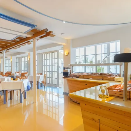 Hotel Apartamentos Vibra Lux Mar Отели рядом с достопримечательностью «Порт Ивисы»