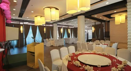 Hotel Supreme Convention Plaza Отели рядом с достопримечательностью «La Trinidad Vegetable Trading Post»