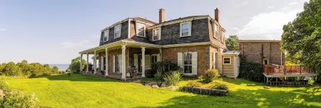 The Homestead: Elegant Victorian & Maids Quarters