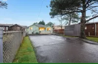 Charming Cottage with Cozy Fireplace and Deck - Delightful Coastal Retreat