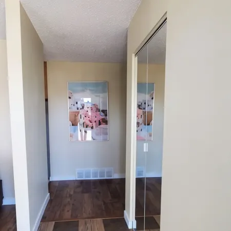 Cozy-Warm Family Friendly, West ED Mall 5Min, AC, King Master, Queens and Dbls