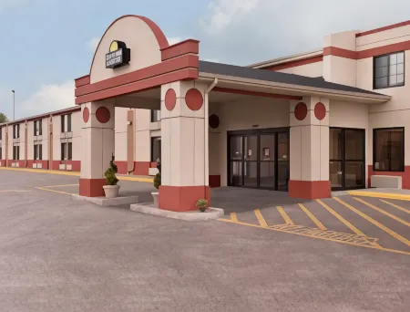 Days Inn & Suites by Wyndham Youngstown / Girard Ohio