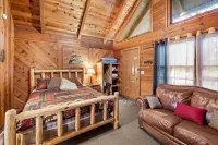 Bear Paw Cottage #4 Queen Log Bed:  Peaceful ; Pet Friendly; Close to Helen! Stovall Mill Covered Bridge附近的飯店