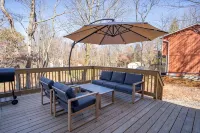 Cozy Pocono Chalet  Hot Tub, Fireplace, Near Ski Resorts & Lake Access - Chalets