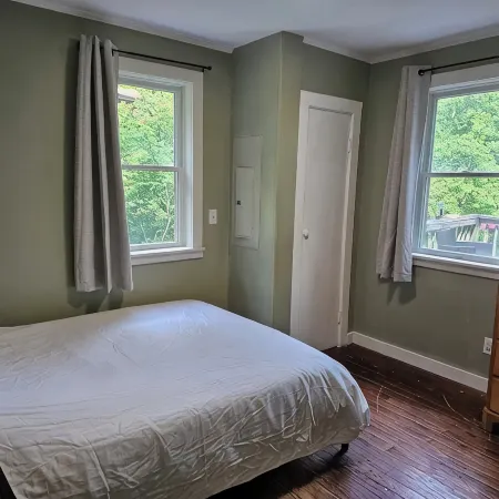 Cozy 2-bedroom cabin in charming Shandaken with WiFi, AC
