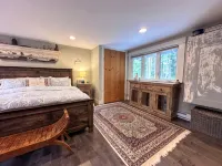 Large Cozy House- Family Friendly w/ Indoor Hot Tub, 5mi to Jay Peak - Balkoner