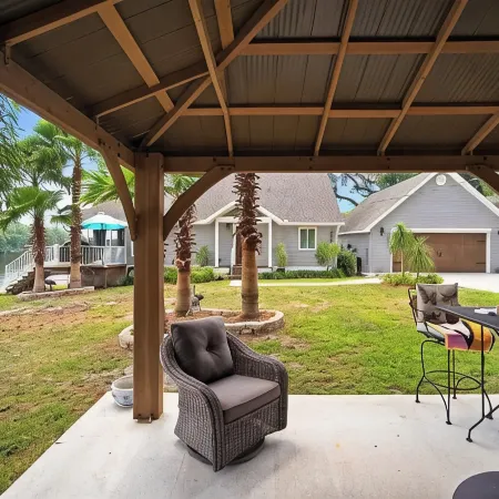 Beautiful Waterfront Home on the Alafia River Отели в г. Ривервью