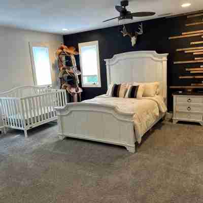 Southern Indy Farmhouse ~ 4-beds, Game Room, Hot Tub, & Pet Friendly Rooms