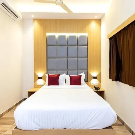 Hotel Aarti Residency Отели рядом с достопримечательностью «Пляж Версова»