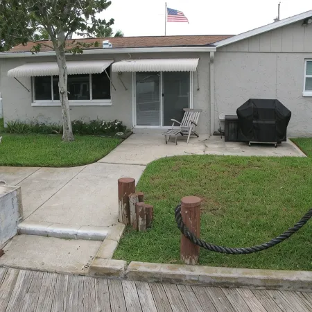 3 BR 2 Bath Salt Air Retreat on Deep Water Canal Minutes to the Gulf