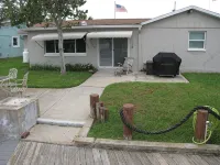 3 BR 2 Bath Salt Air Retreat on Deep Water Canal Minutes to the Gulf