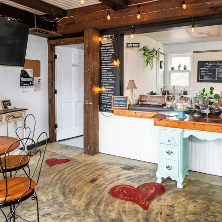 Remodeled Lofted Apartment over Ooey Gooey Café