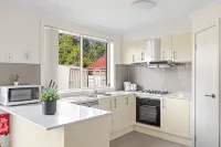 Relaxing Rooms – Walking Distance to Shops & Transport - romantis
