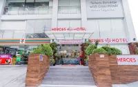โรงแรมฮีโร่ส์ - สระว่ายน้ำบนดาดฟ้า