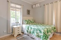 A Private Cottage Just Steps Away From the Beach and Hip Strip - 2 звезды
