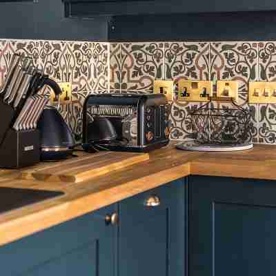Boutique Castle View 3 Bed, 1 Bath Apartment​ Dining/Meeting Rooms