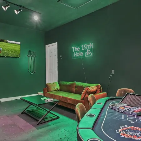 Modern Home! Golf Simulator - Poker - Pet Friendly