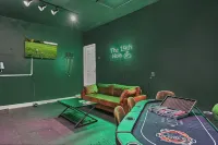 Modern Home! Golf Simulator - Poker - Pet Friendly