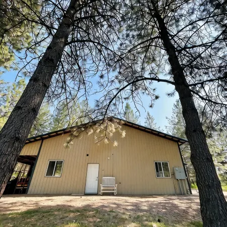 Cozy apartment nestled in the hills of Kettle Falls overlooking Lake Roosevelt.