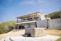 Playin Possum! NEW, Modern 5 Bed 4.5 Bath Retreat with Dock, 2 Balconies, HotTub - Boutique