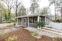 Stylish Retreat w/ Fire Pit & Porch - 무료 와이파이