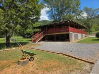 Authentic Cabin 5 Miles to Gsmnp & Cades Cove. Great Views. Easy Roads & Access