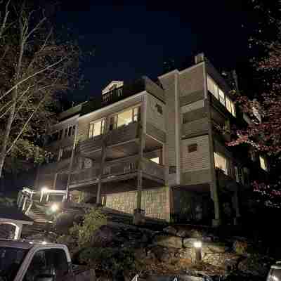 Cozy 2-bedroom condo with WiFi, pool, fitness room in charming Stowe Hotel Exterior
