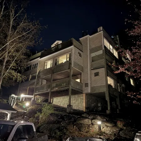 Cozy 2-bedroom condo with WiFi, pool, fitness room in charming Stowe