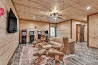 2024 Modern 3/2.5 cabin with Game Room, Hot tub Secluded Near downtown Ellijay - Chalets